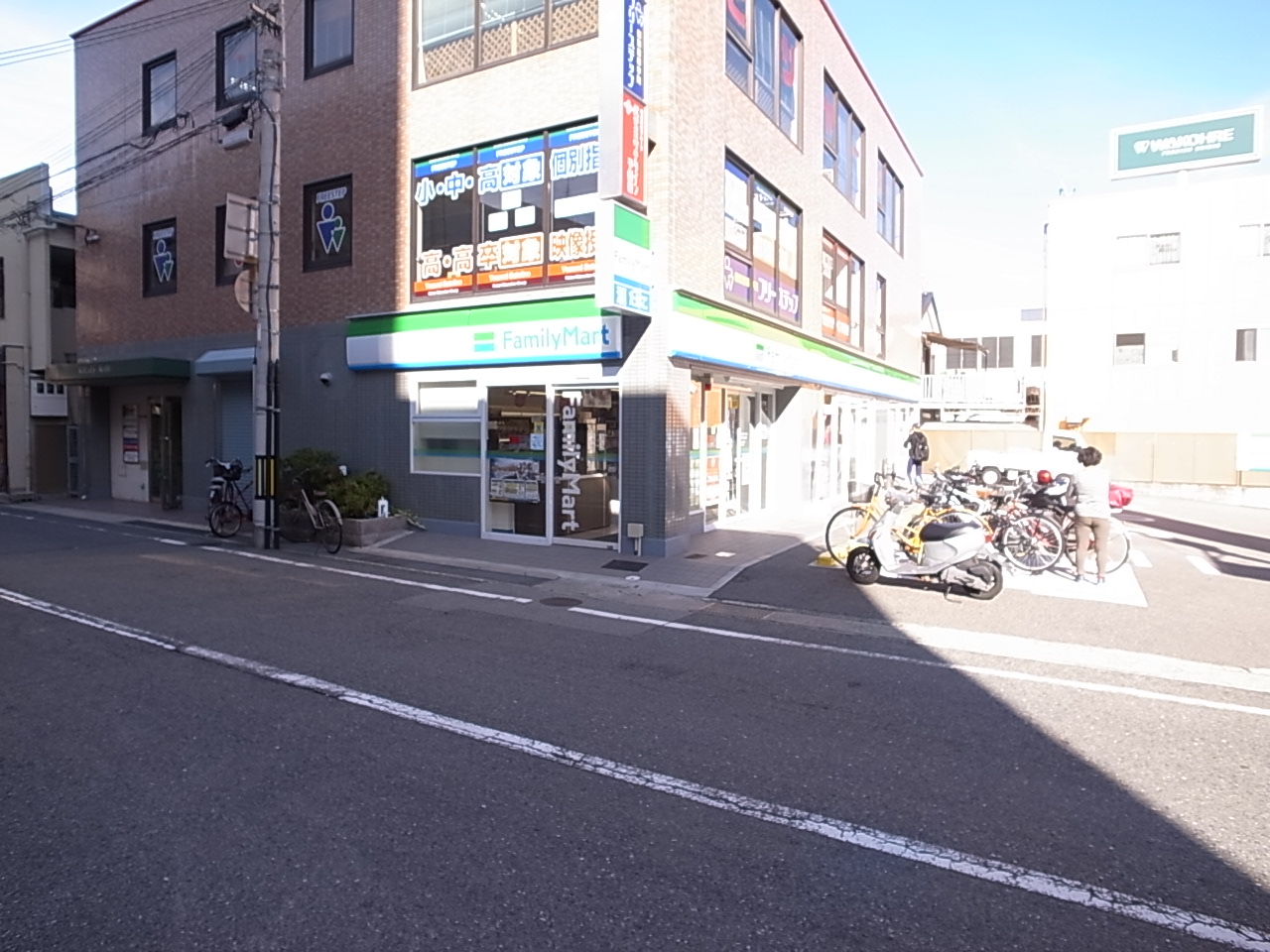 コンビニ　ファミリーマート摂津本山南店（コンビニ）まで107m