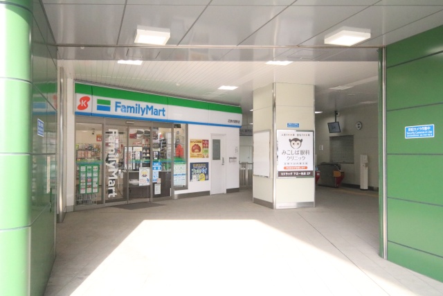 コンビニ　ファミリーマート 近鉄伏屋駅店（コンビニ）まで500m
