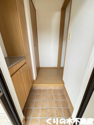玄関　同タイプのお部屋です（現況を優先します）