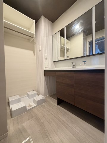 洗面設備　反転部屋写真使用
