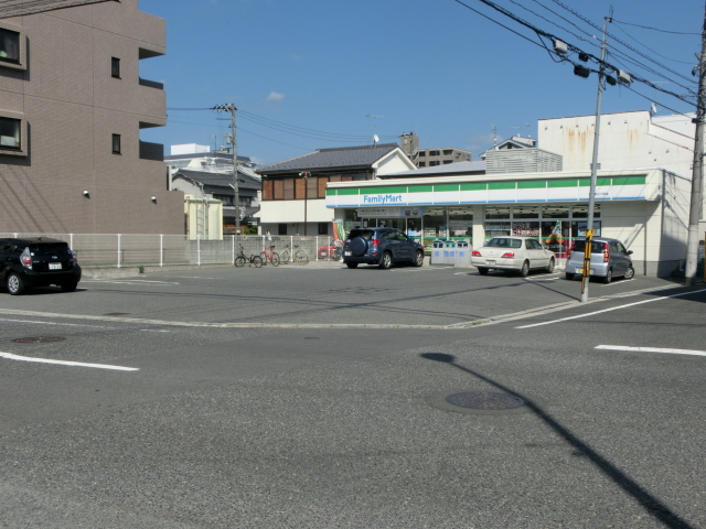 コンビニ　ファミリーマート三篠町三丁目店（コンビニ）まで278m