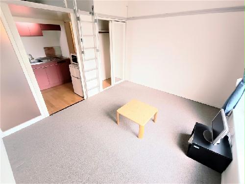 居室・リビング　家電・家具付きのお部屋です。