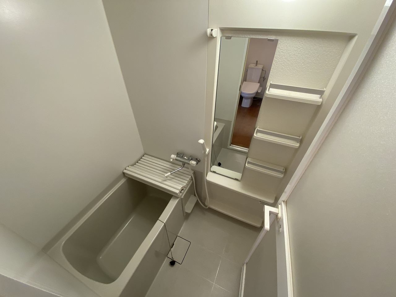 バス・シャワールーム　写真はクリーニング前のものです