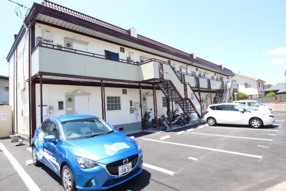 【岡山市中区八幡のアパートの建物外観】