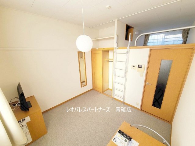 居室・リビング　1階はフローリング、2階はカーペットです。