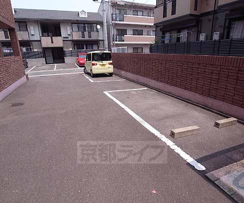 【京都市南区久世中久世町１丁目のマンションの駐車場】