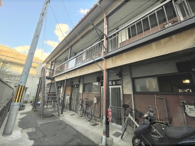 京都市伏見区向島二ノ丸町のアパートの建物外観