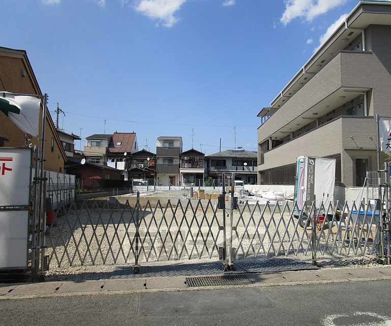 京都市西京区下津林南中島町のアパートの建物外観