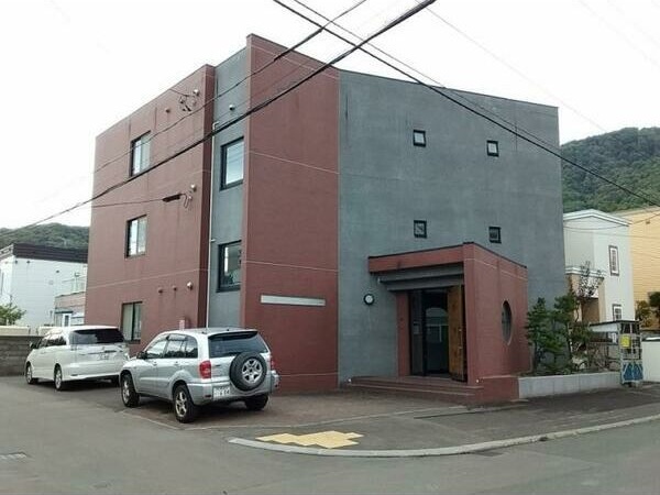 札幌市中央区南二十五条西のマンションの建物外観