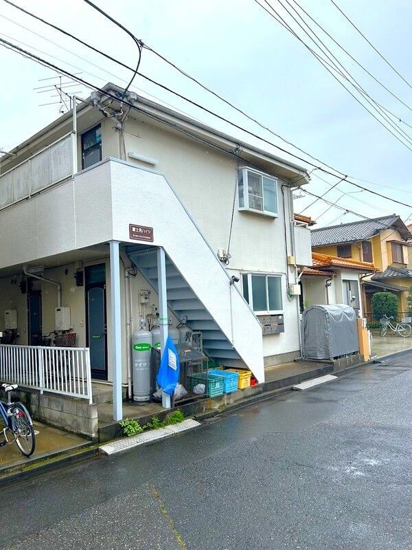 【富士見市針ケ谷のアパートの建物外観】