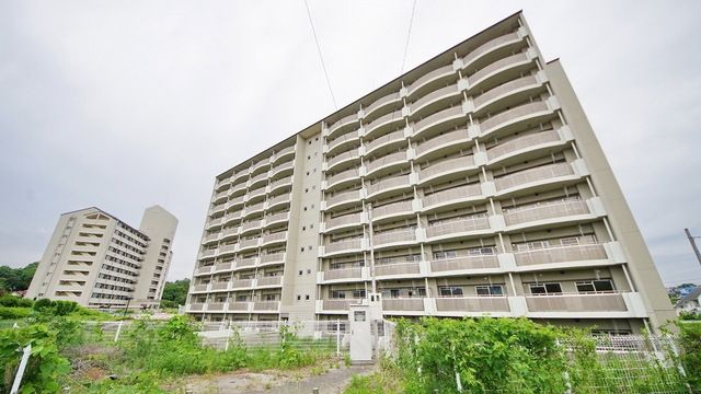 東松山市大字市ノ川のマンションの建物外観