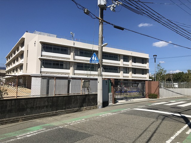 【西宮市甲子園三保町のアパートの小学校】