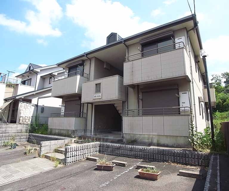 京都市伏見区深草兜山町のアパートの建物外観