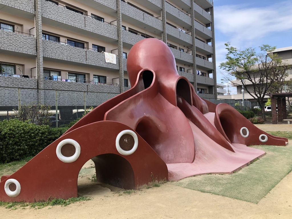 【豊中市庄内宝町のマンションの公園】