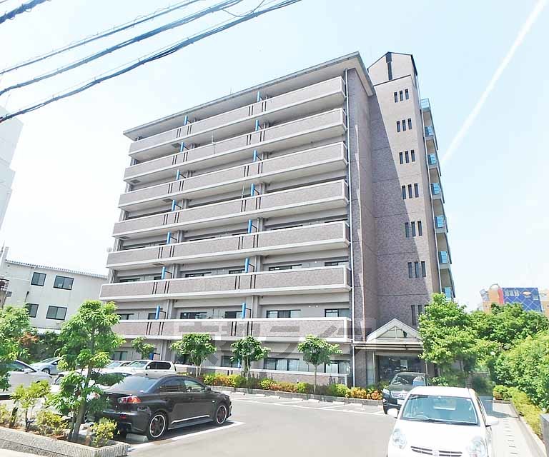 亀岡市古世町のマンションの建物外観