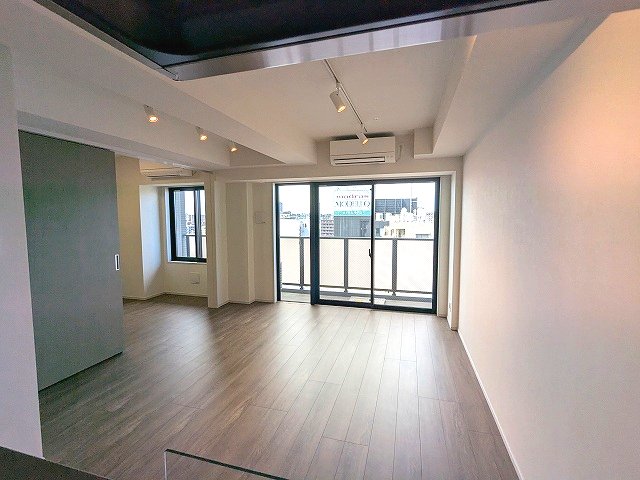 居室・リビング　LDKにエアコン・スポットライト、洋室にエアコン・照明付き