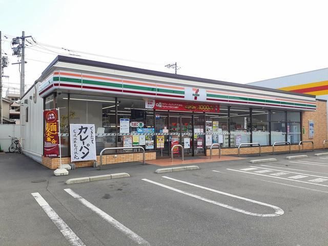 コンビニ　セブンイレブン三原宮浦店（コンビニ）まで300m