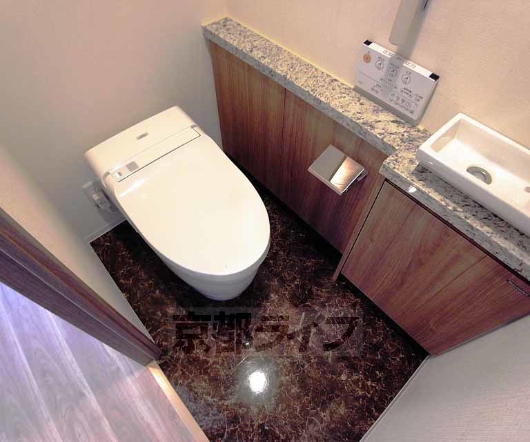 トイレ　ゆっくりしてしまいますよね、このトイレットルーム