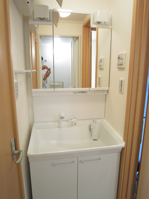 洗面設備　大きな洗面台