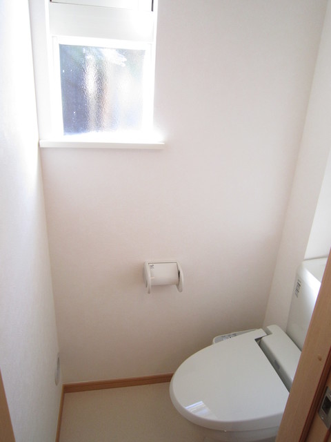 トイレ　ウォシュレット付。