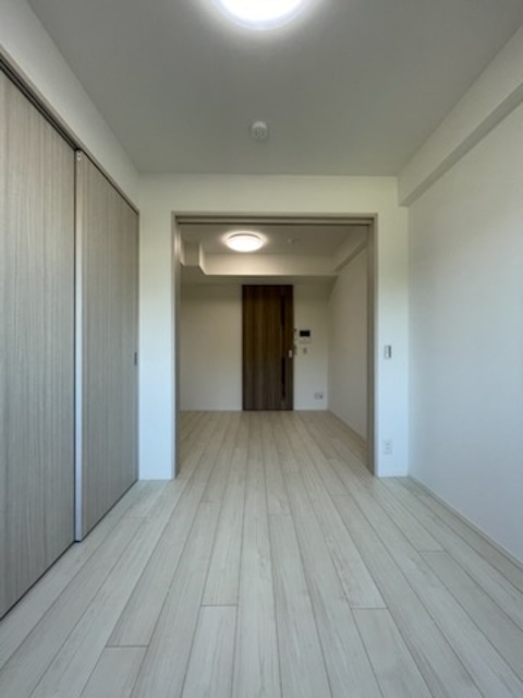 その他部屋・スペース　落ち着いた色調の寝室です