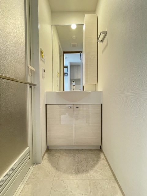 洗面設備　明るい洗面所です