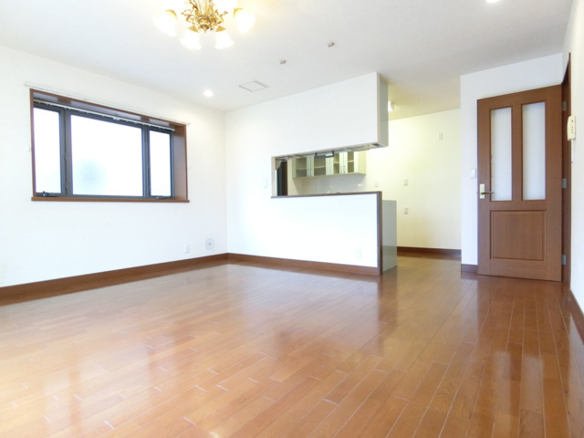 居室・リビング　床暖房付きの明るいLDK18帖～出窓もあります！