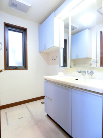 洗面設備　窓が付いた洗面所と洗濯機置場～浴室隣で使いやすい！