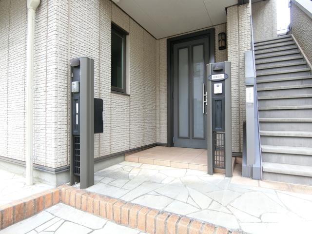 エントランス　オシャレなタイル張りのエントランス。