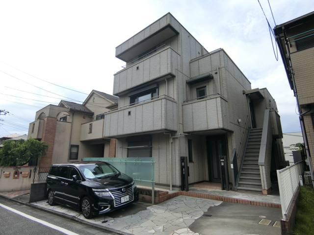 建物外観　南向き！敷地内に駐車場もあります。