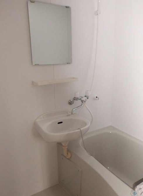 バス・シャワールーム　コンパクトで使いやすいユニットバス！洗面台に鏡も付いてます！