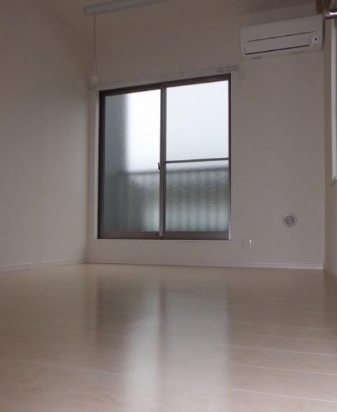 居室・リビング　南西向きのバルコニーに面した明るい色調のお部屋です！