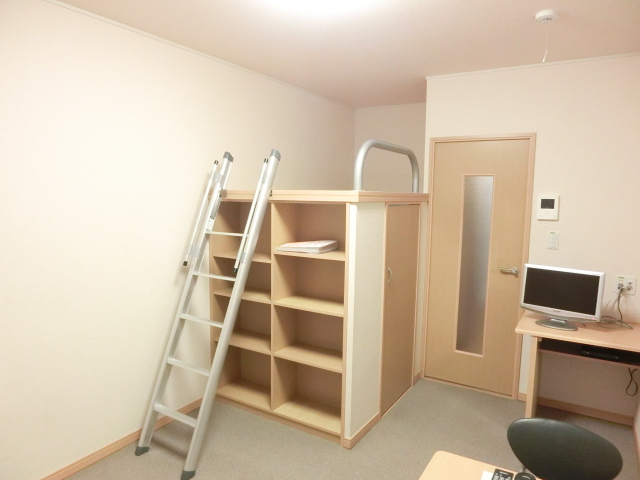 居室・リビング　ロフトベット・テレビ・ミニテーブル付き