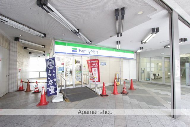 コンビニ　ファミリーマート（コンビニ）まで438m