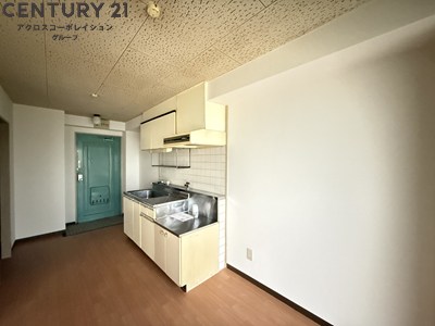 居室・リビング　落ち着いたカラーのフローリングです♪