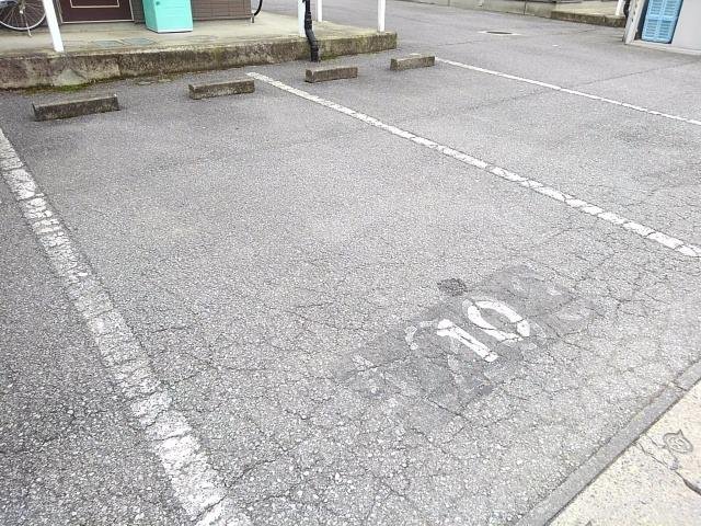 駐車場　駐車場があるので、車を買う予定の方も安心です