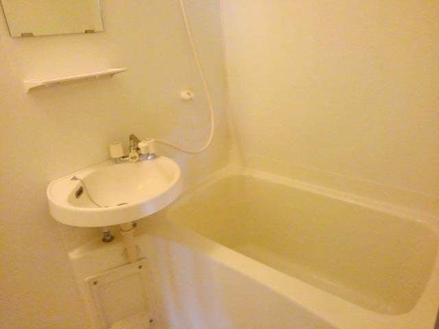 バス・シャワールーム　コンパクトで使いやすいお風呂です