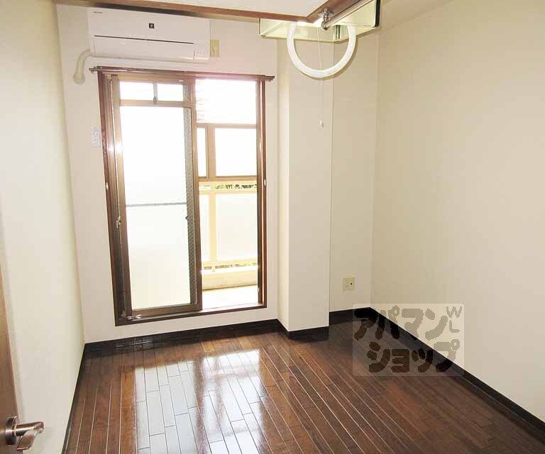 居室・リビング　明るい洋室６帖です