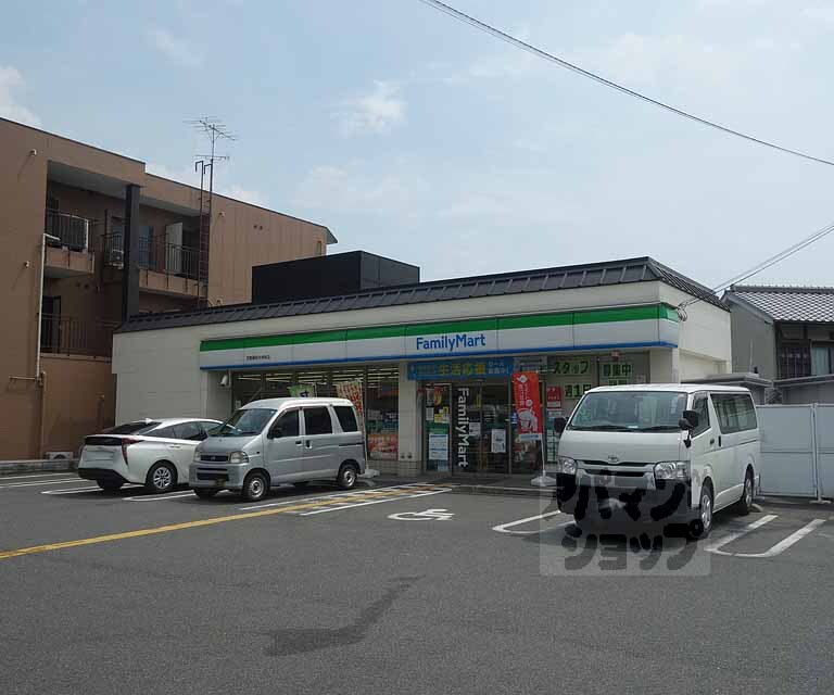 コンビニ　ファミリーマート京都薬科大学前店（コンビニ）まで179m