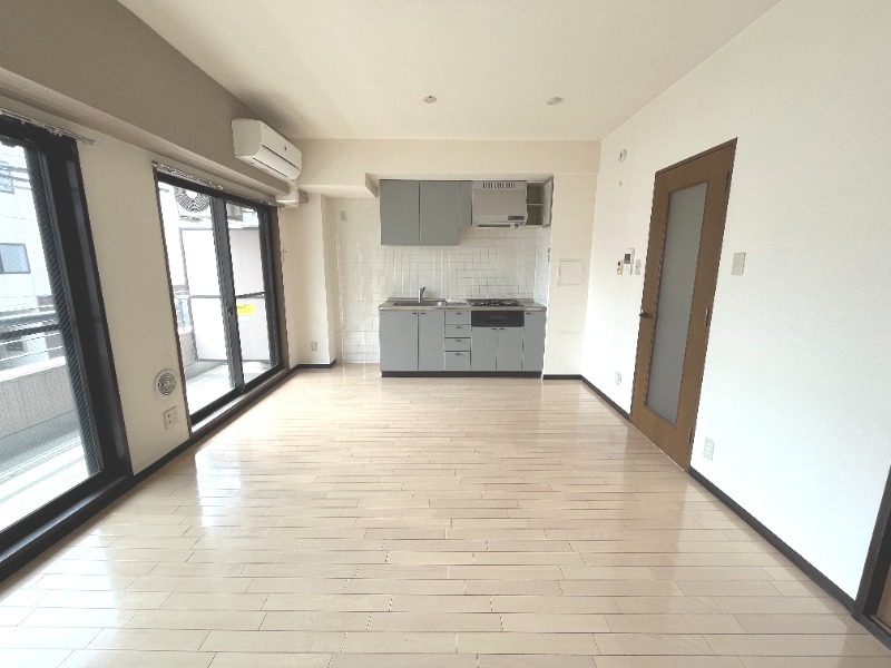 居室・リビング　※別部屋反転タイプ参照現況優先（フローリングはブラウン）