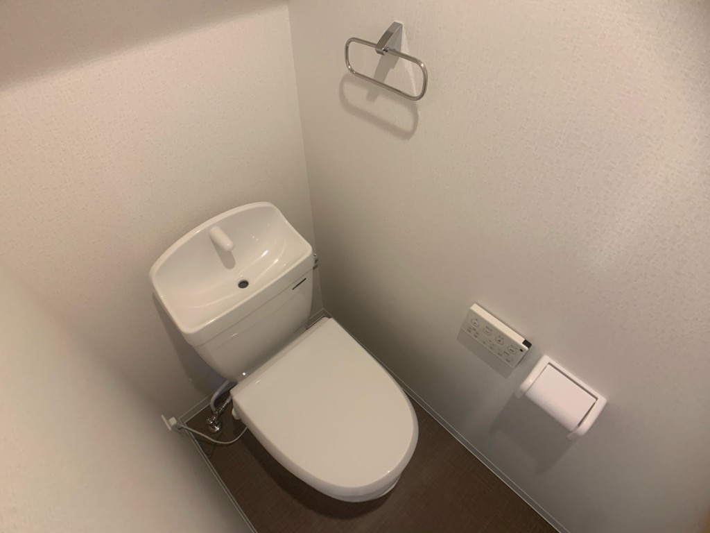 トイレ　温水洗浄便座付きのトイレです♪