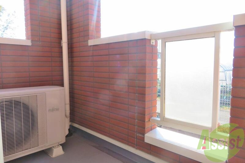 バルコニー　バルコニーには天気の良い日は布団も干せます。