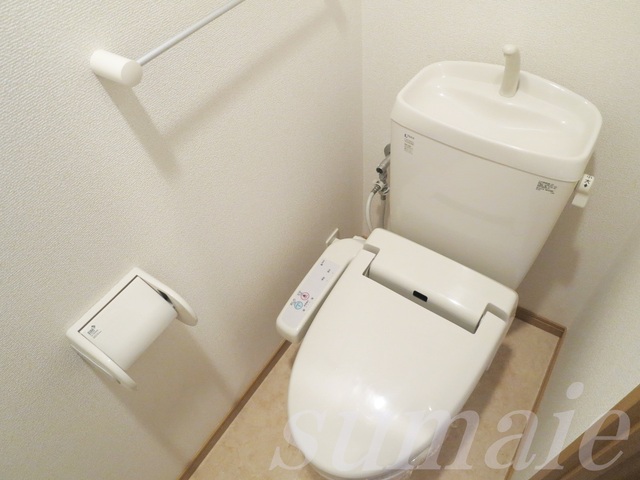トイレ　温水洗浄機能付きのトイレです☆