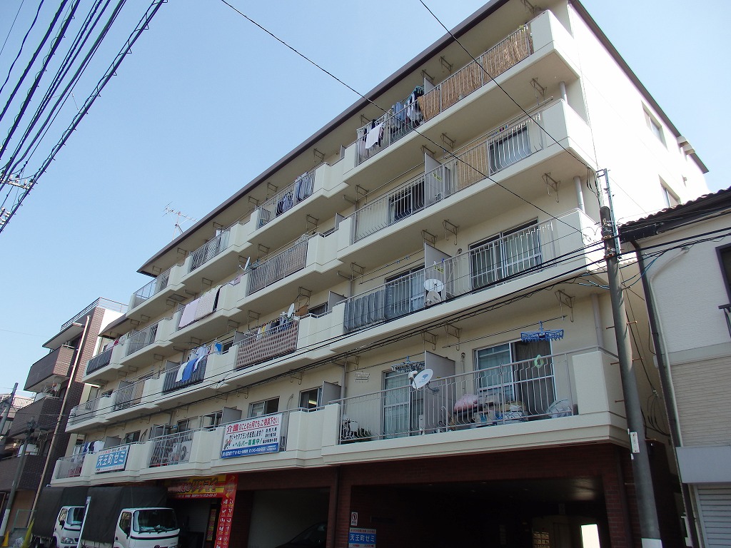建物外観　建物にカンカンに日が当たります