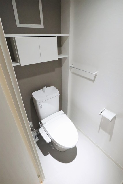 トイレ　参考、写真の反転タイプ（１０５号　室内写真）