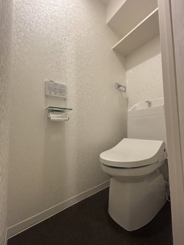 トイレ　※写真は同じマンションの違う部屋のものになります。