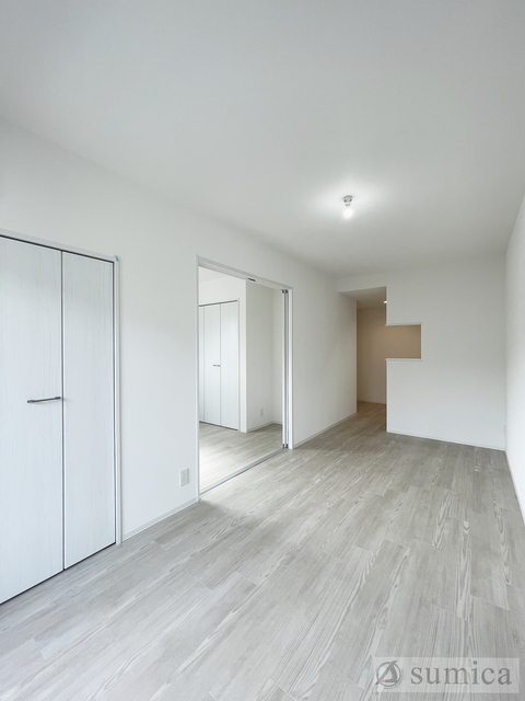 居室・リビング　白基調のおしゃれなお部屋です。