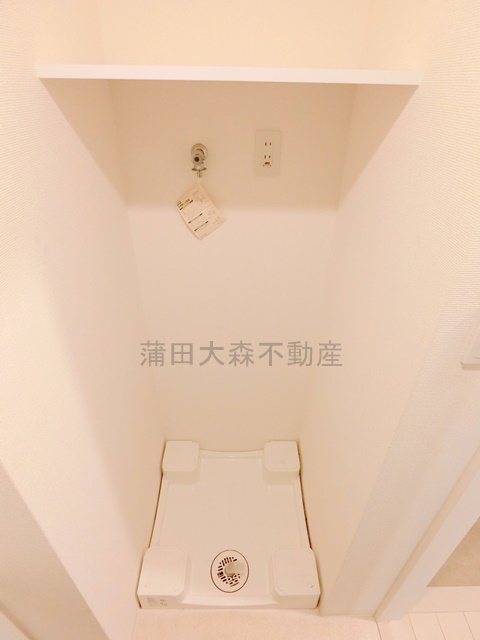 その他設備　棚付きの室内洗濯機置場