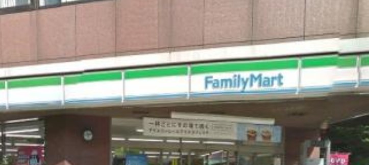 コンビニ　ファミリーマート駒場四丁目店（コンビニ）まで70m