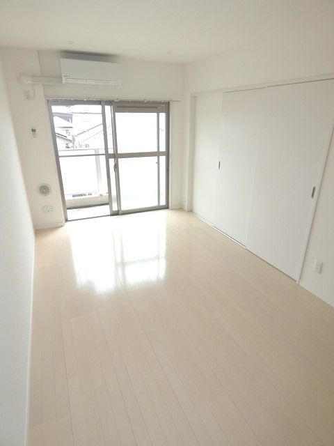 居室・リビング　エアコン完備、明るいお部屋です